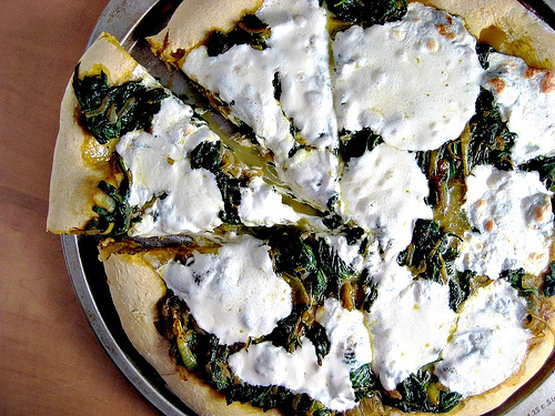 spinach and onion curry pizza