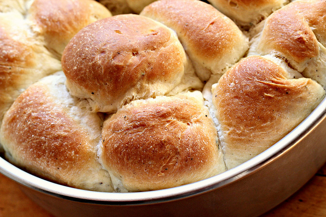 soft dinner rolls with rosemary and black pepper