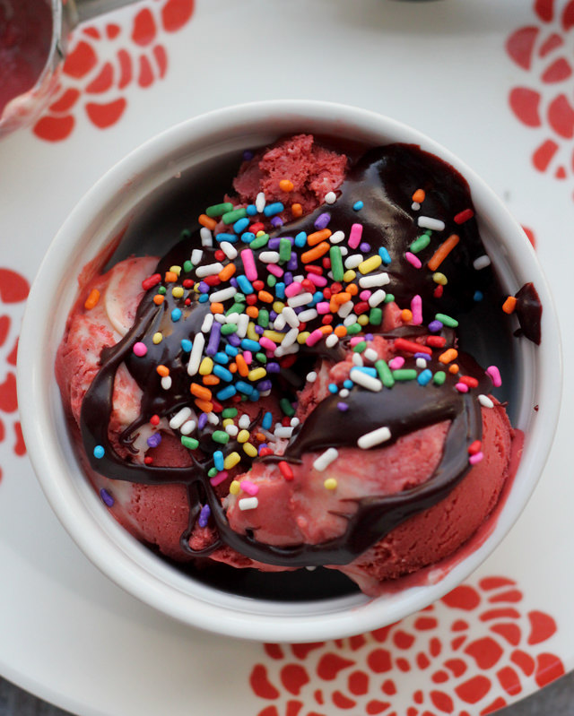 red velvet hot fudge sundaes