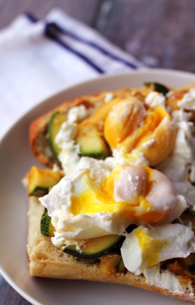 https://joanne-eatswellwithothers.com/wp-content/uploads/2014/07/zucchini-and-goat-cheese-breakfast-crostini.jpg