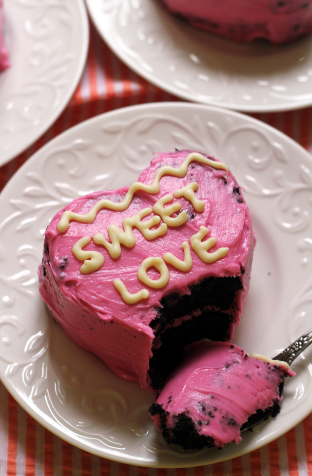 Valentine Cake Pops {yummy heart dessert}