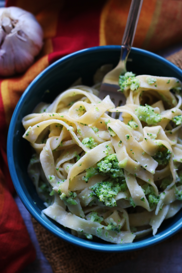 Authentic Roasted Garlic Fettuccine Alfredo with Broccoli - Joanne Eats ...